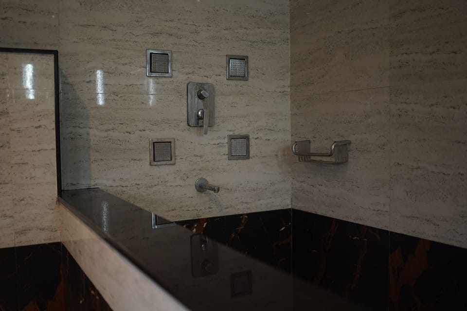 Combined shower/tub, free toiletries, towels