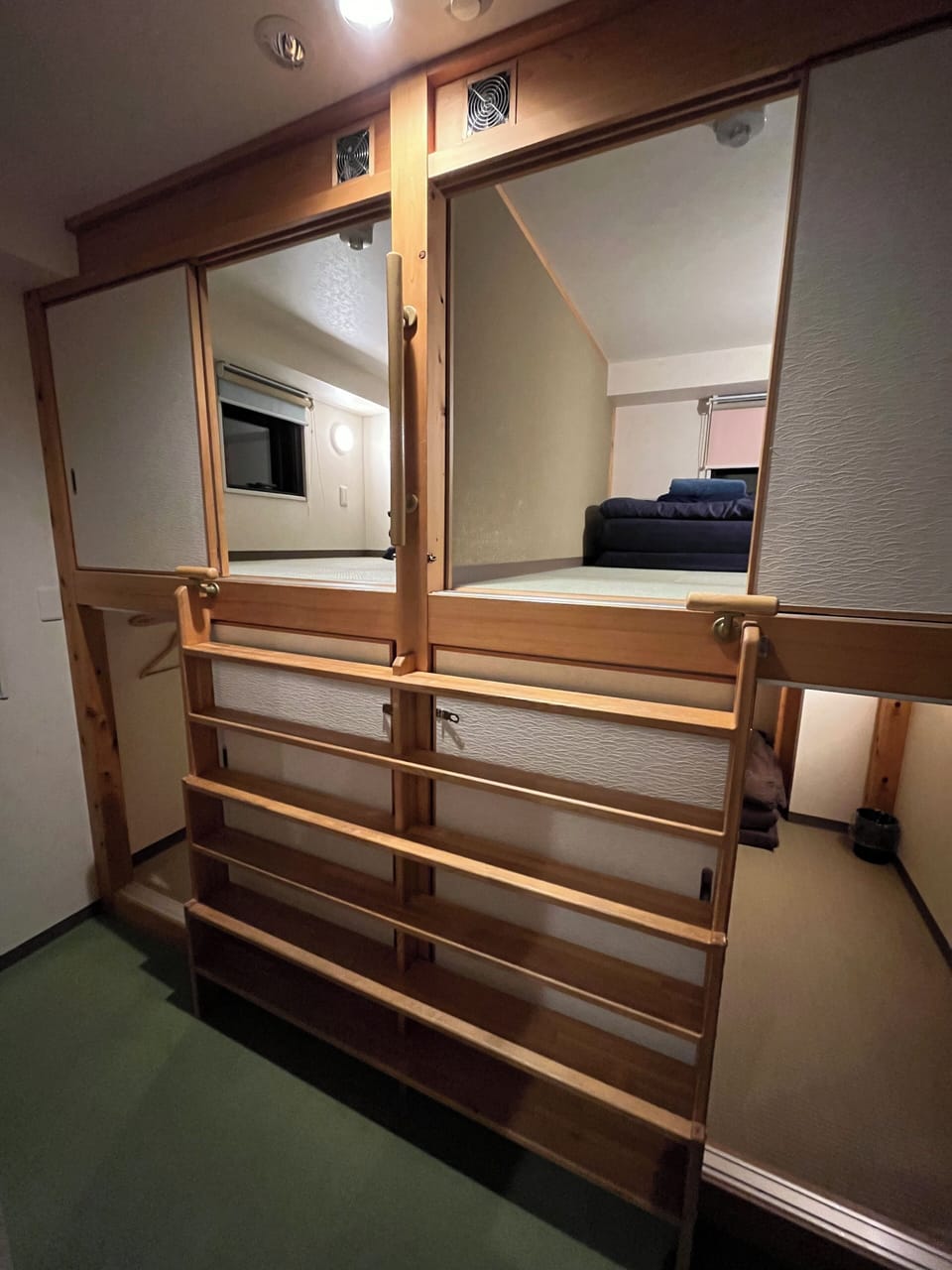 Soundproofing, free WiFi, bed sheets