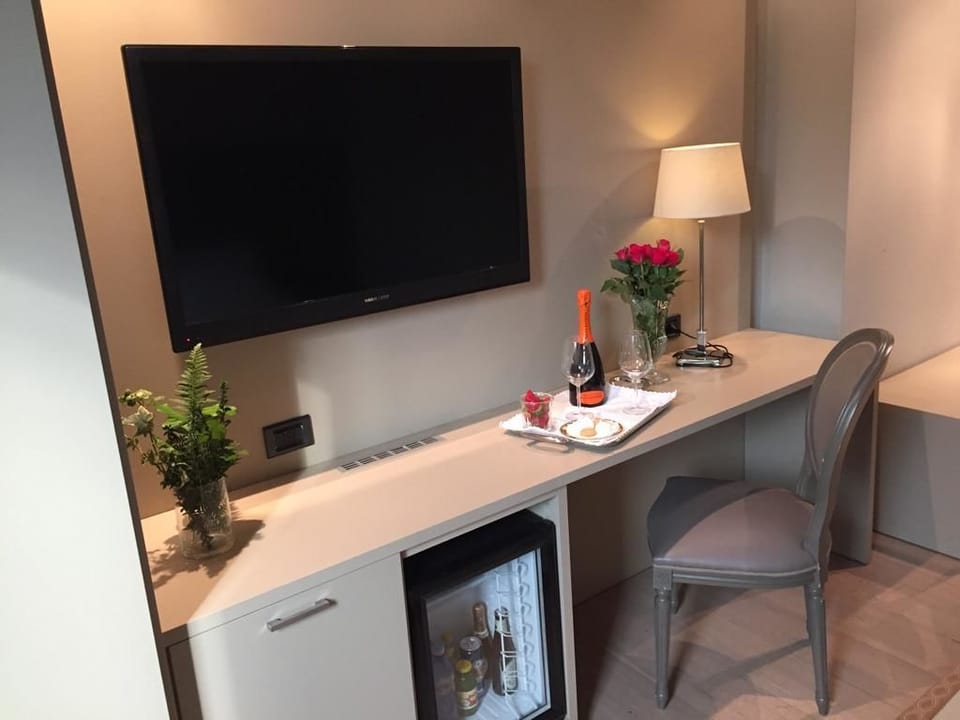 Comfort Room | Minibar, in-room safe, desk, soundproofing