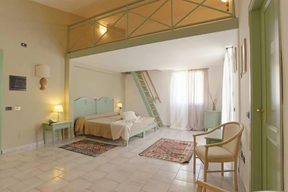 In-room safe, bed sheets