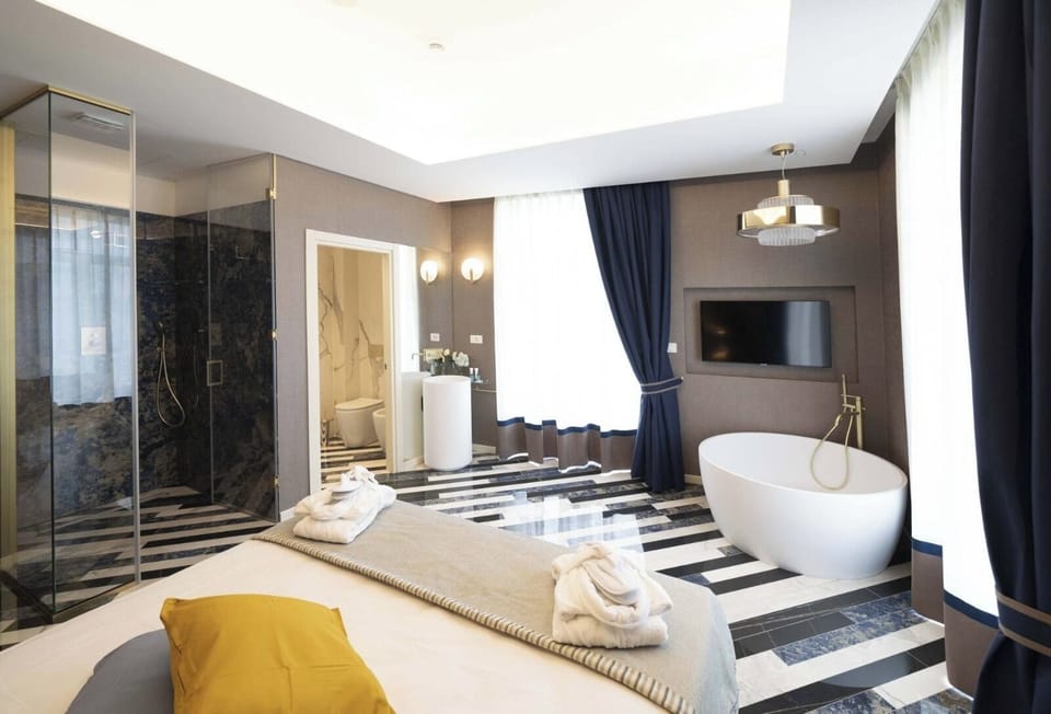 Junior Suite | Minibar, in-room safe, desk, blackout drapes