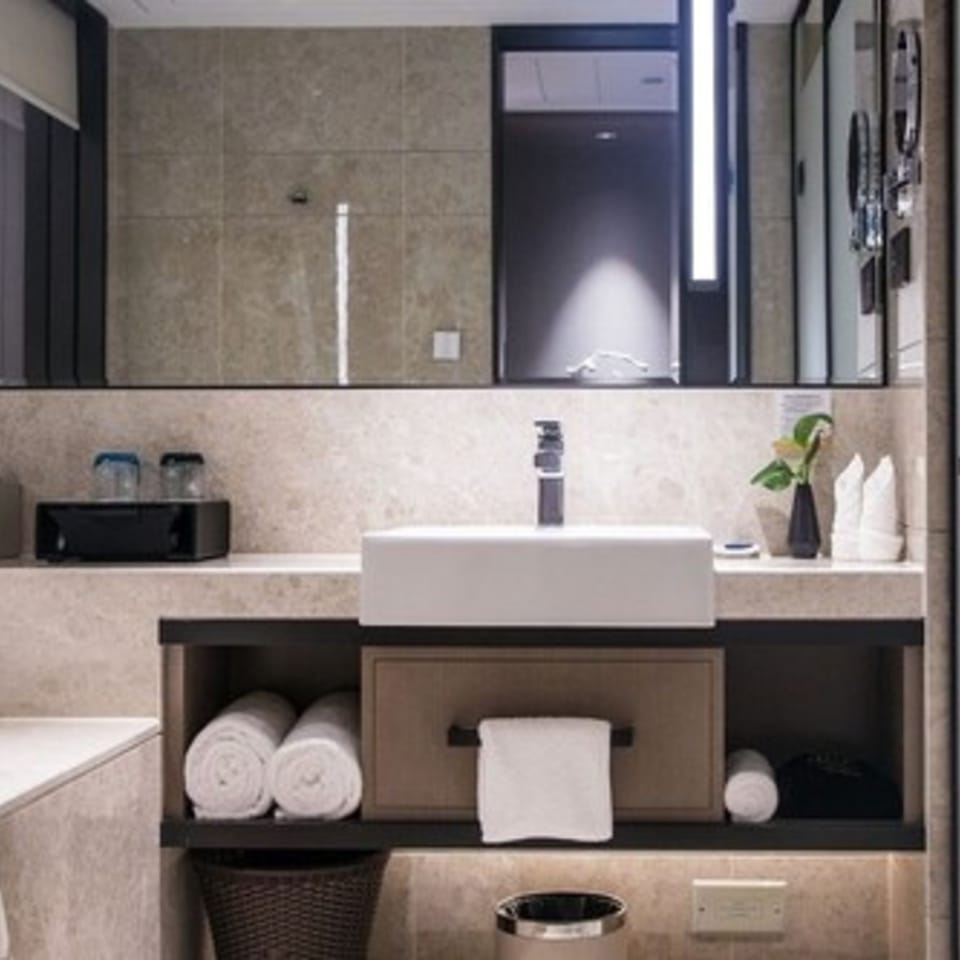 Executive Room, 1 King Bed, Club Lounge Access, Lakeside | Bathroom | Separate tub and shower, free toiletries, hair dryer, slippers