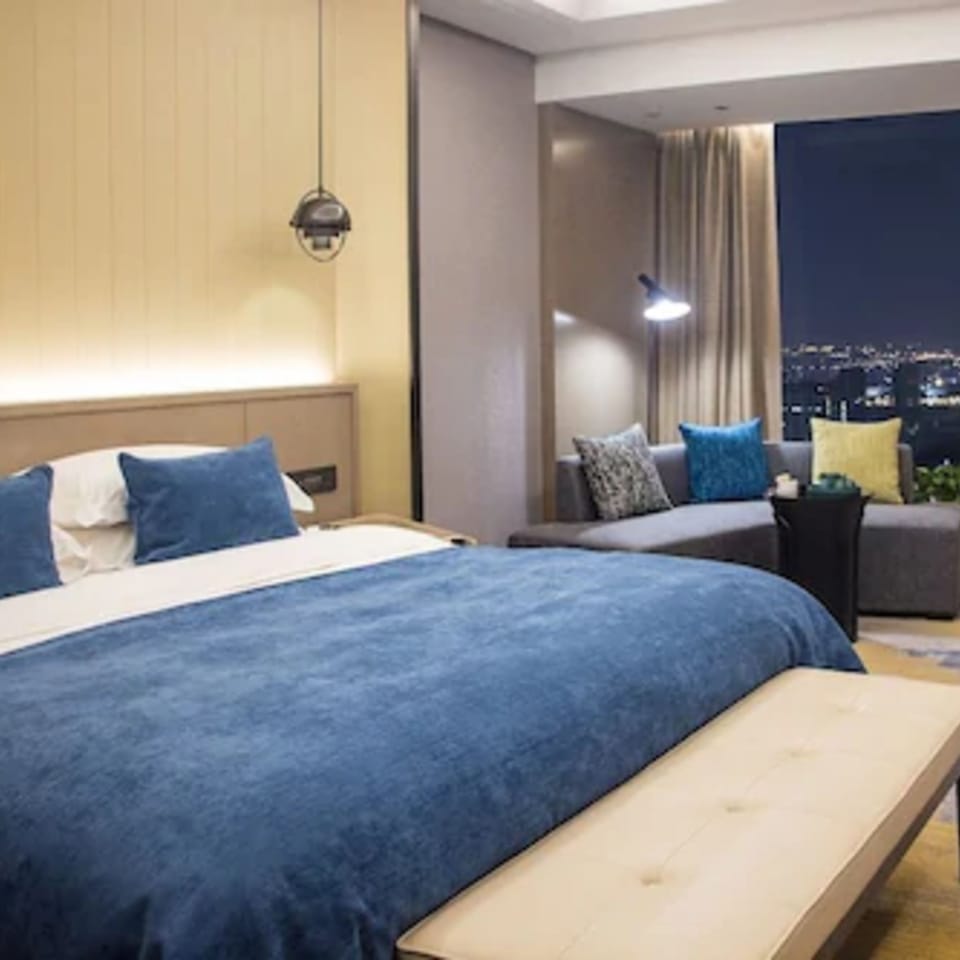 Executive Room, 1 King Bed, Club Lounge Access, Lakeside | In-room safe, desk, blackout drapes, WiFi (free)