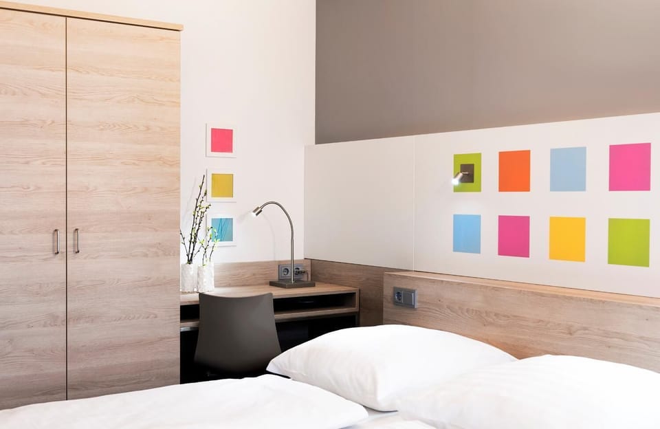 Hypo-allergenic bedding, Select Comfort beds, in-room safe, desk