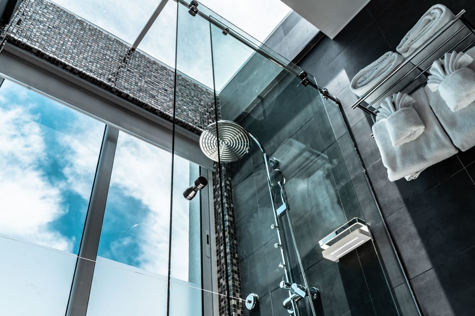 Master King Ocean View Suite with Infinity Pool and Hydro Therapy Jets | Bathroom shower