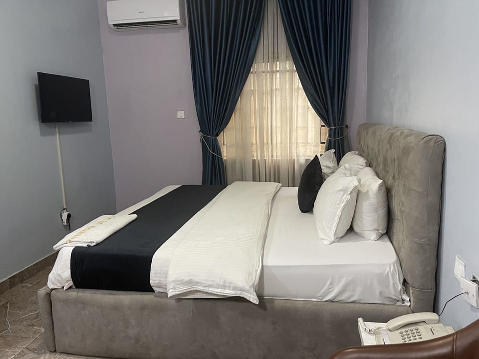 Premium bedding, in-room safe, desk, WiFi