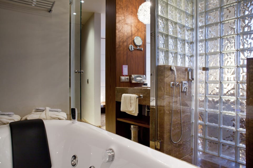 Superior Room (GRUND) | Bathroom | Hair dryer, towels