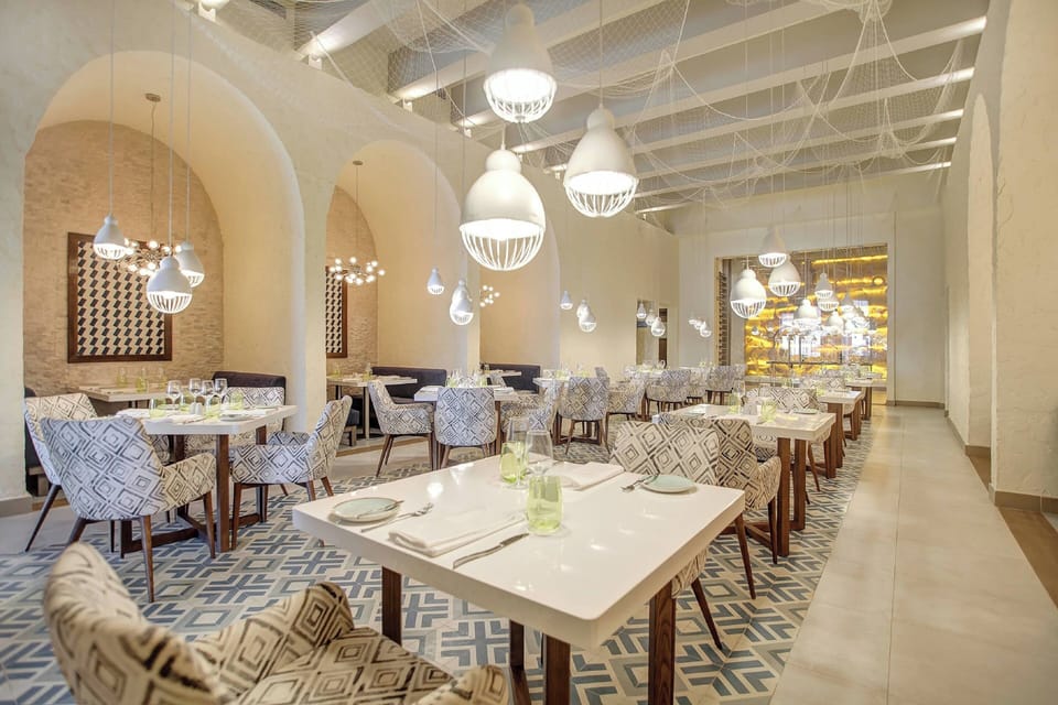 9 restaurants; breakfast, lunch, and dinner served