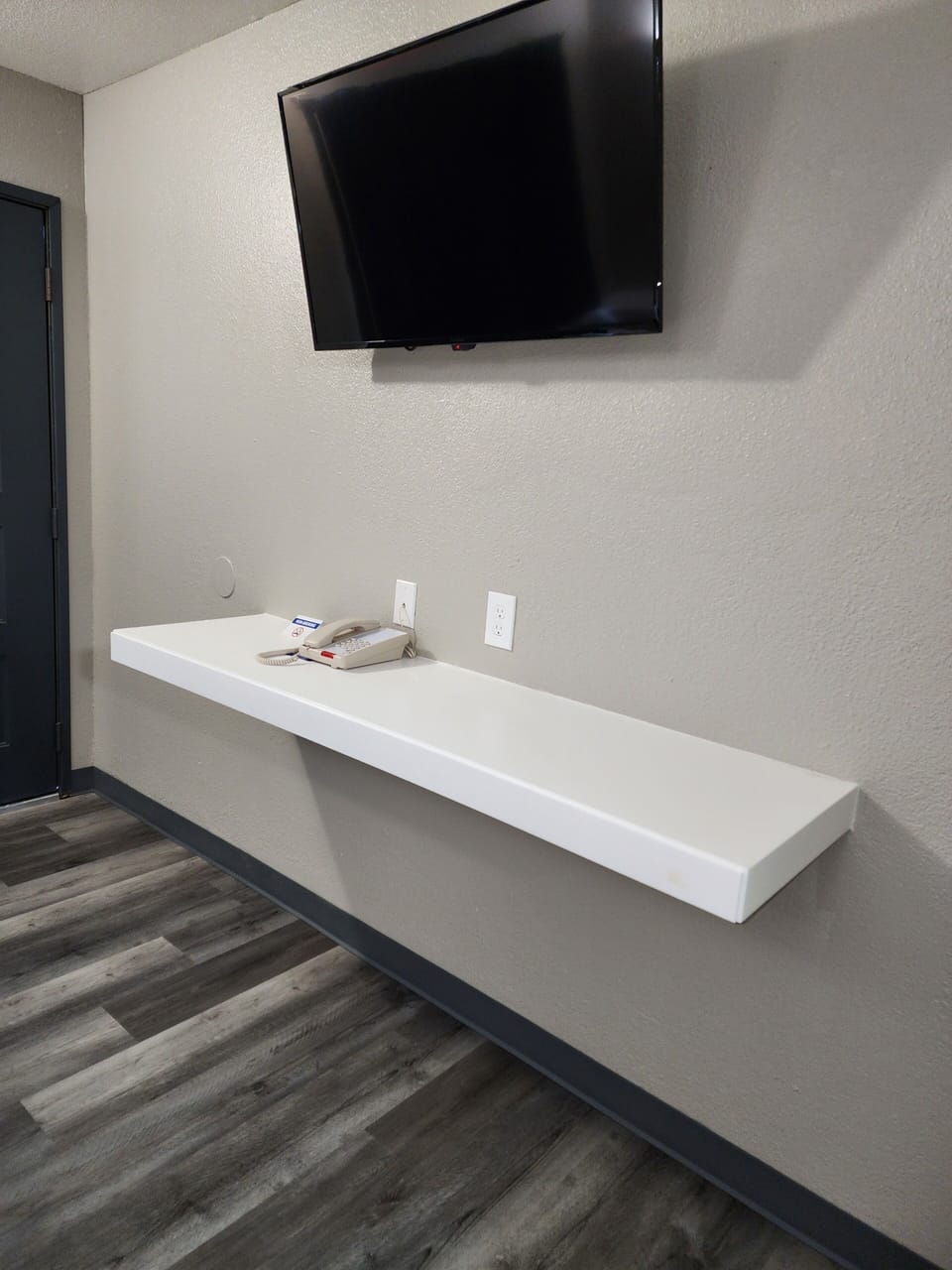 Economy Room, 1 Queen Bed, Non Smoking | Desk, free WiFi, bed sheets