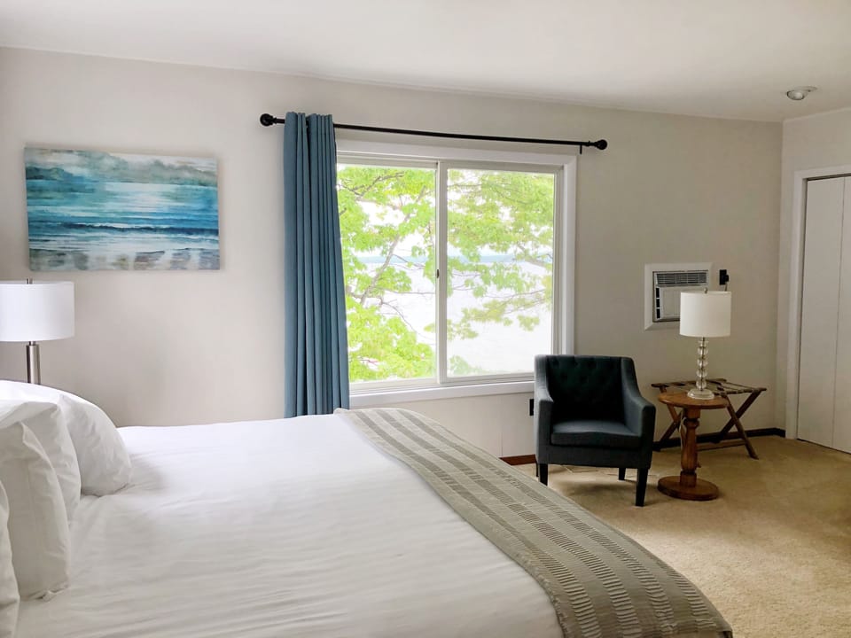 Comfort Room, Non Smoking, Lake View | Iron/ironing board (on request), WiFi (free), bed sheets