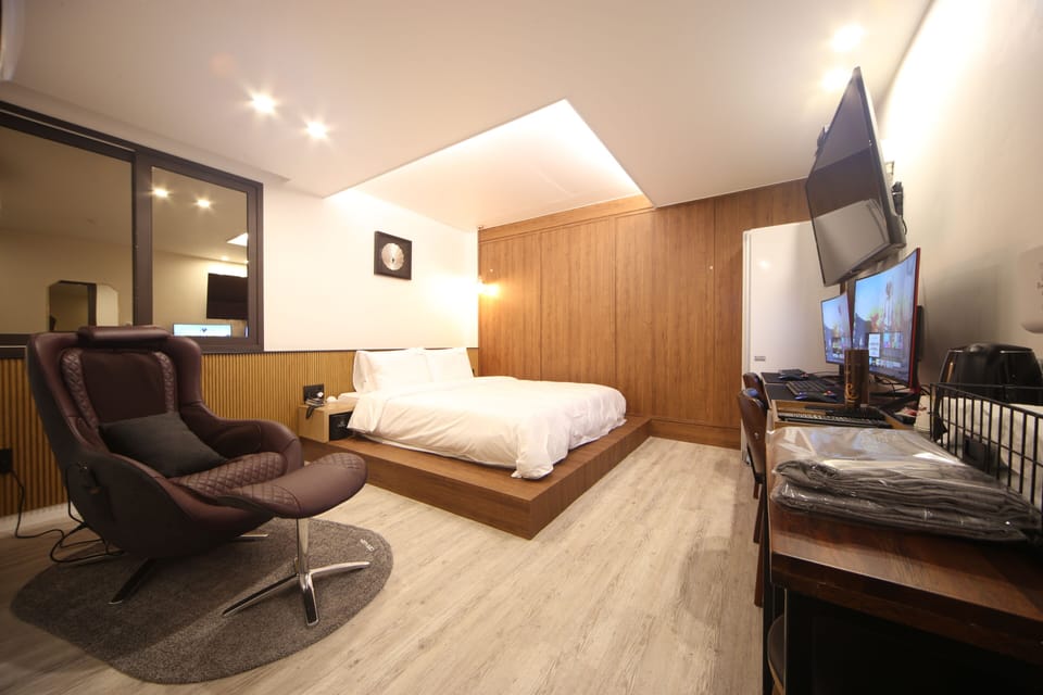 Deluxe Room, 1 Queen Bed | Premium bedding, desk, soundproofing, free WiFi