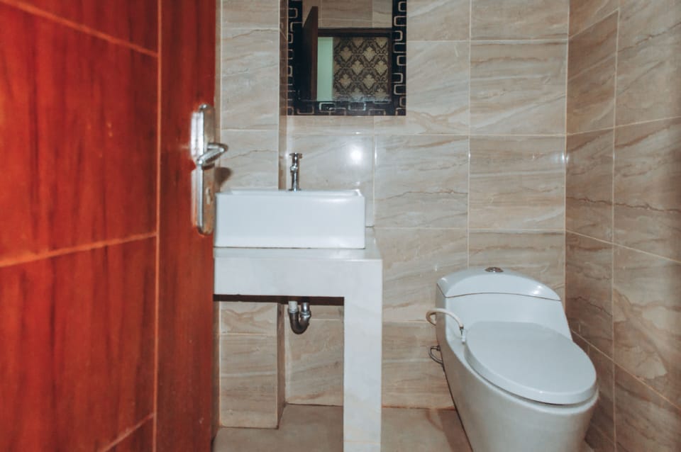 Shower, free toiletries, towels