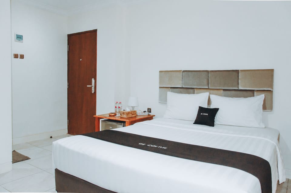 Suite, 1 Queen Bed | Desk, free WiFi, bed sheets