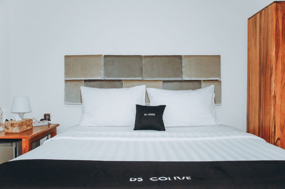 Suite, 1 Queen Bed | Desk, free WiFi, bed sheets