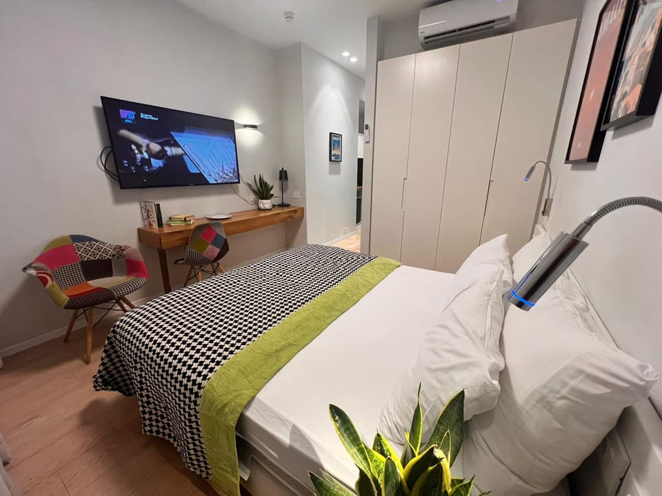 Hypo-allergenic bedding, minibar, in-room safe, desk