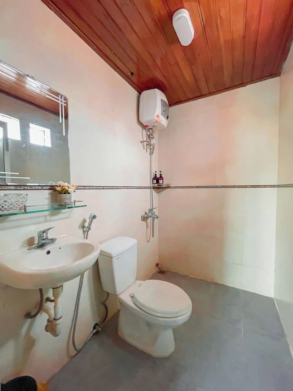Shower, free toiletries, hair dryer, slippers