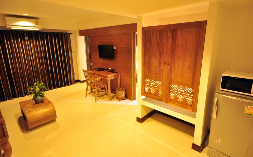 Grand Suite, Pool View | Mini-refrigerator