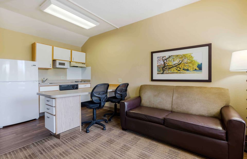 Deluxe Studio, Multiple Beds, Non Smoking | Desk, blackout drapes, iron/ironing board, free WiFi