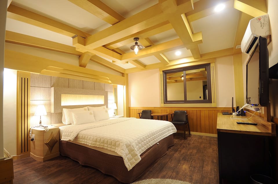 Standard Room | Down comforters, Select Comfort beds, desk, free WiFi