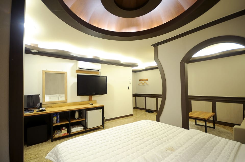 Deluxe Room | Down comforters, Select Comfort beds, desk, free WiFi