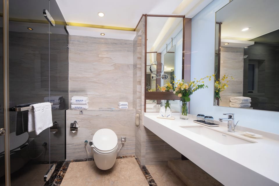 Deluxe Family Room, 2 Bedrooms, Ocean View  | Bathroom | Shower, free toiletries, hair dryer (on request), bathrobes
