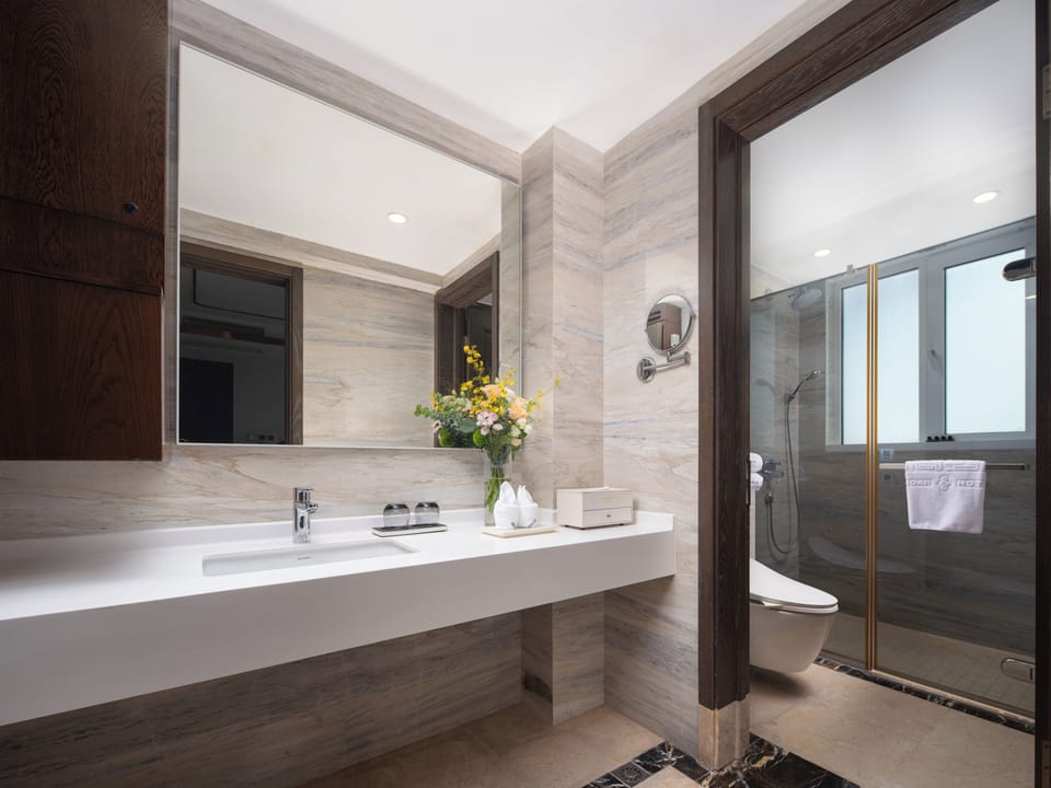 Deluxe Family Room, 2 Bedrooms, Ocean View  | Bathroom | Shower, free toiletries, hair dryer (on request), bathrobes