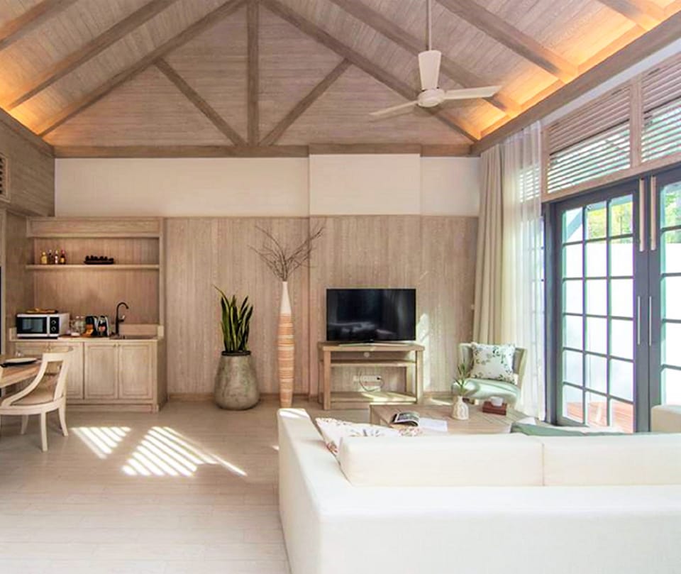 Pool Villa Suite | In-room safe, desk, blackout drapes, soundproofing