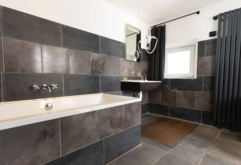 Prestige Suite for 2 people | Bathroom | Separate tub and shower, free toiletries, hair dryer, towels