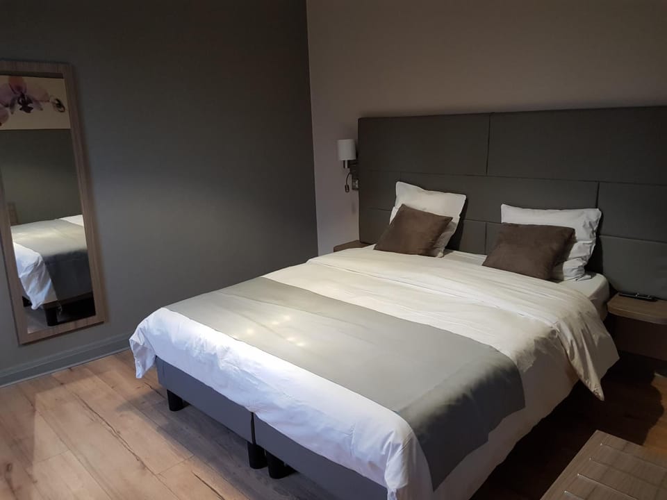 In-room safe, desk, soundproofing, free cribs/infant beds