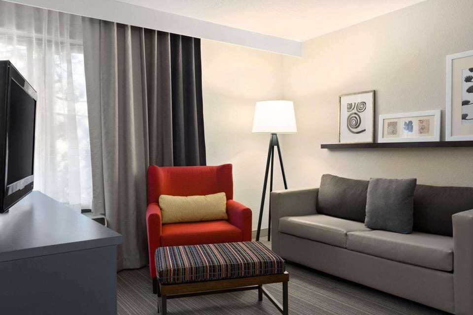Premium bedding, desk, iron/ironing board, free WiFi