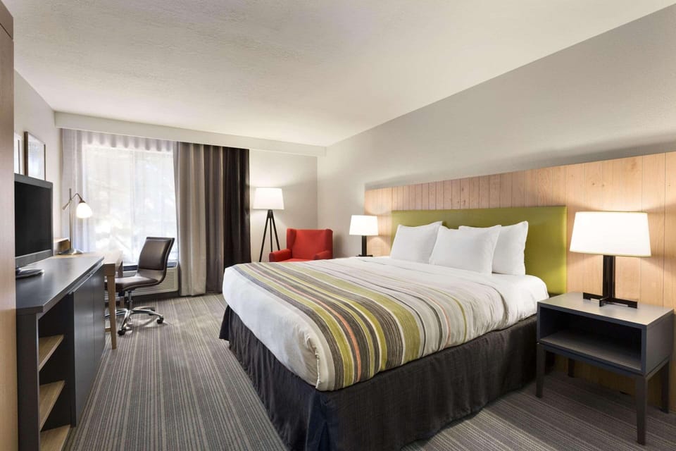 Premium bedding, desk, iron/ironing board, free WiFi