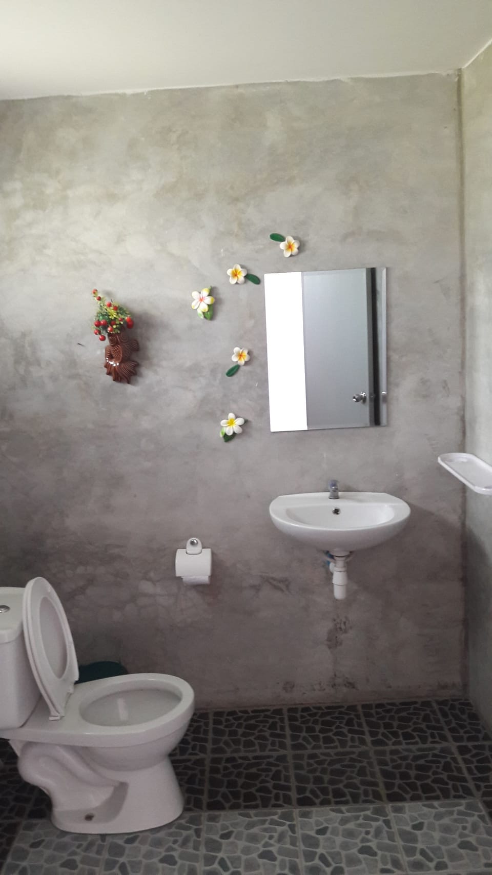 Shower, free toiletries, towels