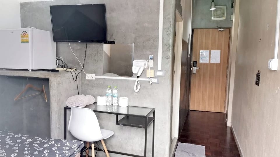 Standard Room with Air and Balcony | Desk, free WiFi, bed sheets