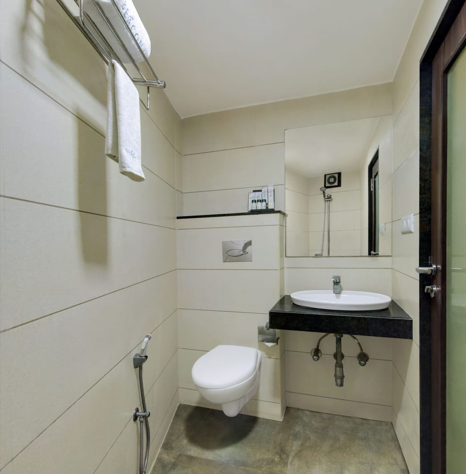 Deluxe Room | Bathroom | Free toiletries, hair dryer, slippers, towels