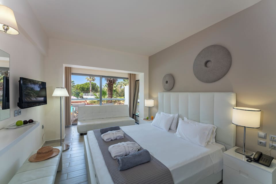 Double Room, Sea View | In-room safe, blackout drapes, soundproofing, free WiFi