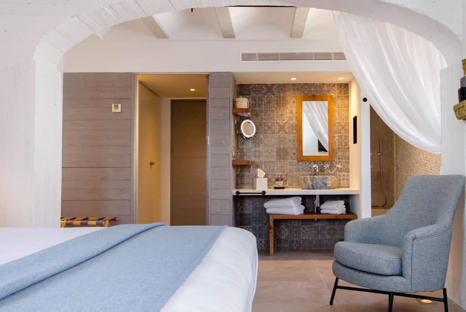 Deluxe Double Room, Mountain View | Pillowtop beds, minibar, in-room safe, individually furnished