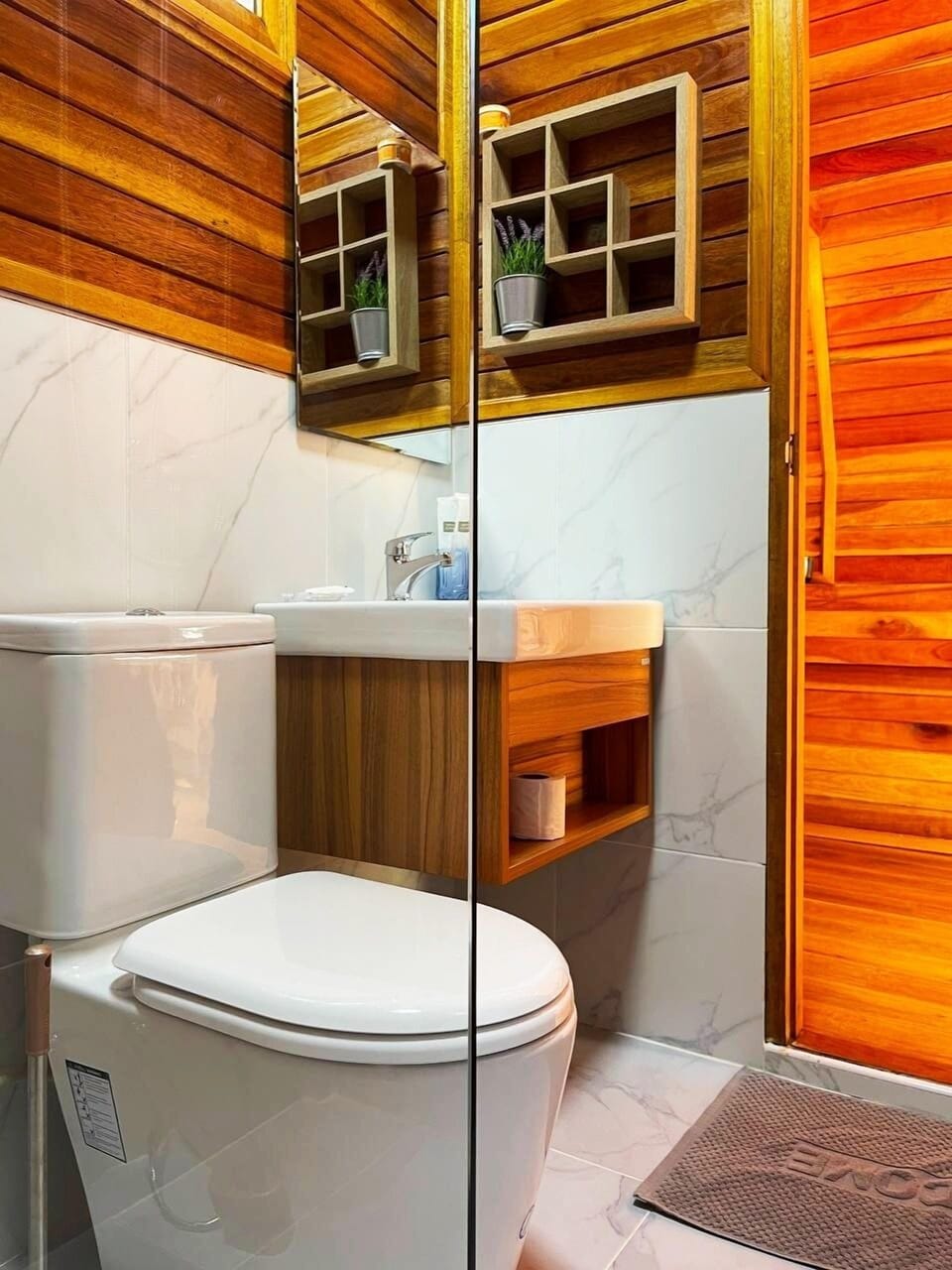 Cabin | Bathroom | Shower, free toiletries, towels, soap