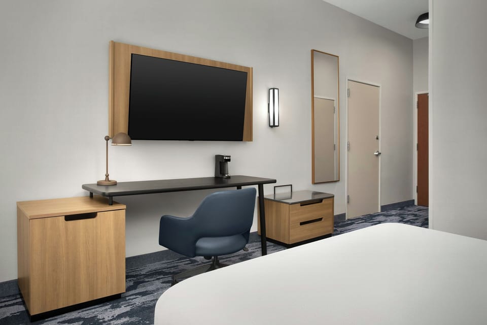 Room, 1 King Bed | Premium bedding, desk, blackout drapes, iron/ironing board