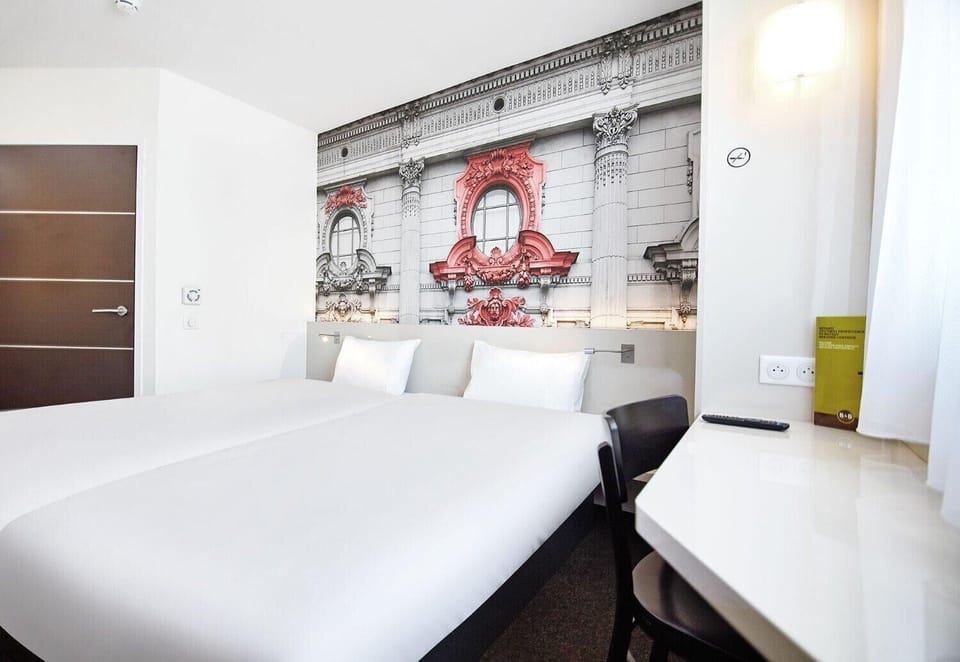 Twin Room | Desk, soundproofing, iron/ironing board (on request), WiFi (free)