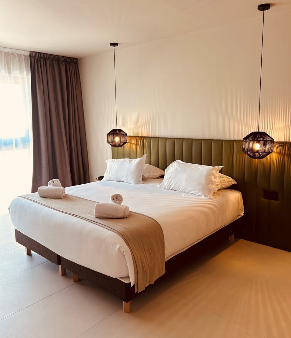Premium bedding, in-room safe, desk, laptop workspace