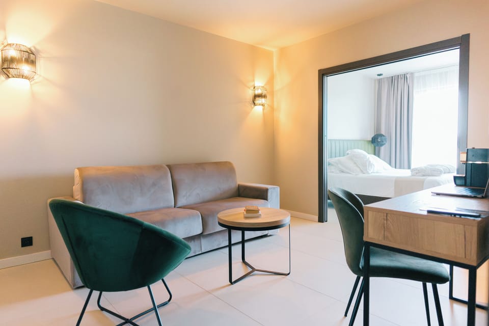 Junior Suite | Premium bedding, in-room safe, desk, laptop workspace