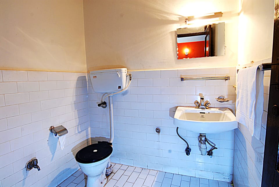 Standard Single Room, 1 King Bed | Bathroom | Shower, free toiletries, towels