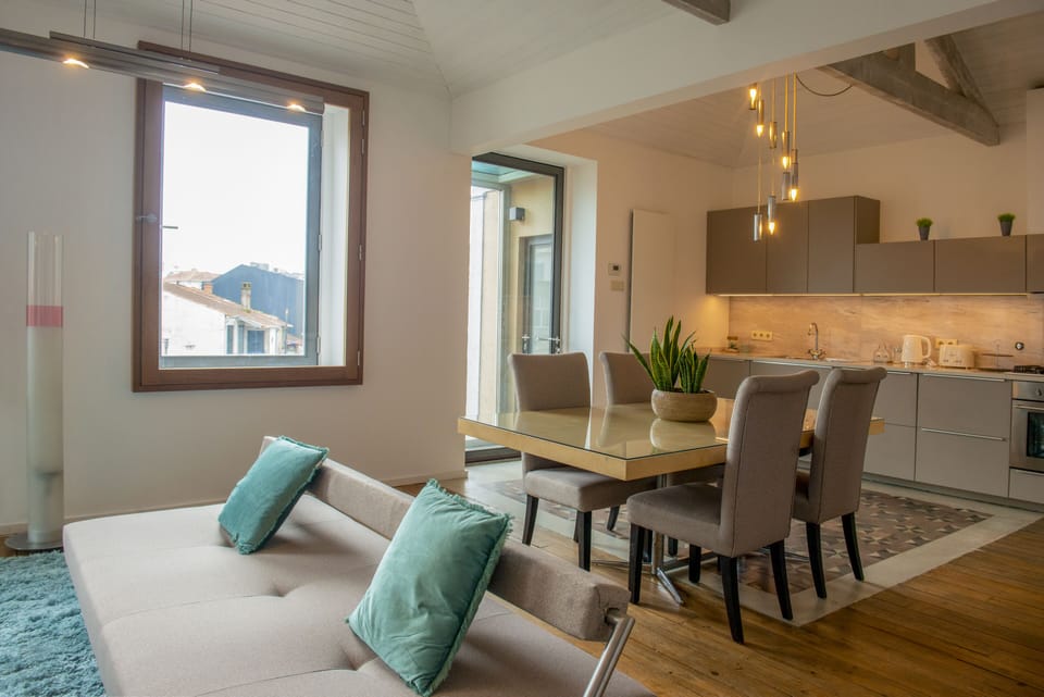 Panoramic Apartment, 1 King Bed, Garden View | Dining room