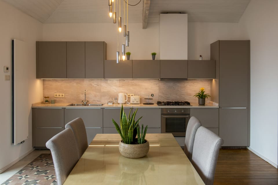 Panoramic Apartment, 1 King Bed, Garden View | Dining room