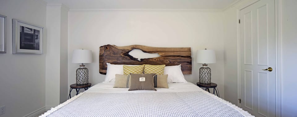 Traditional Room, 1 King Bed | Premium bedding, individually decorated, individually furnished