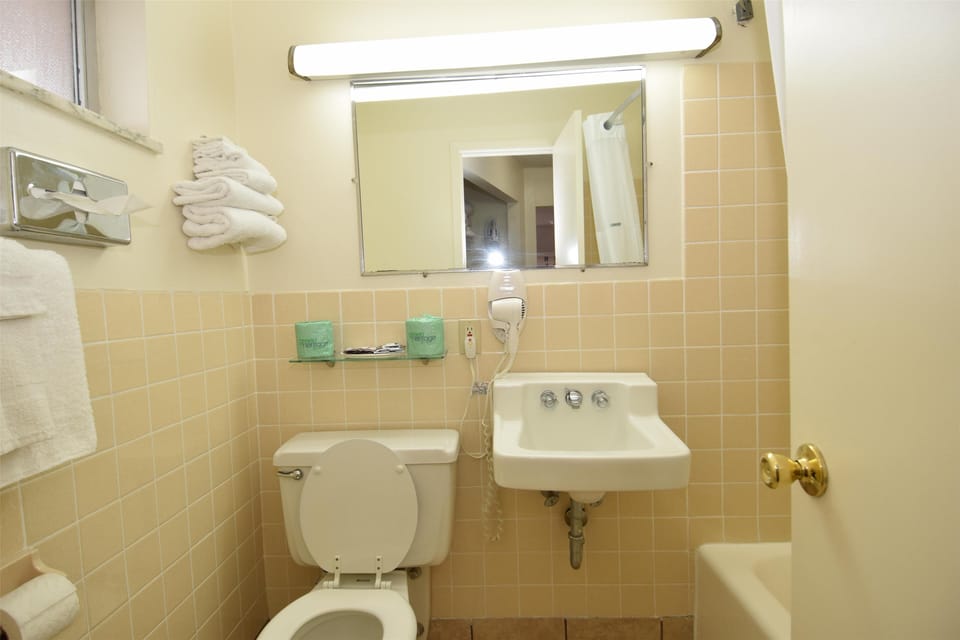 Deluxe Suite, 2 Queen Beds, Kitchen | Bathroom | Bathtub, free toiletries, hair dryer, towels