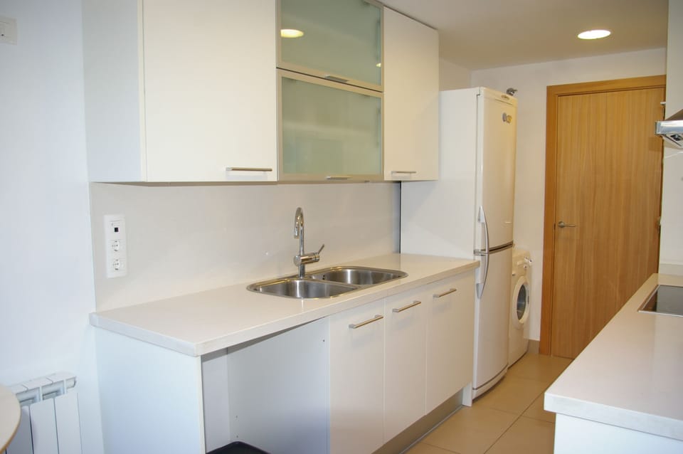 Apartment, 2 Bedrooms | Bathroom | Combined shower/tub