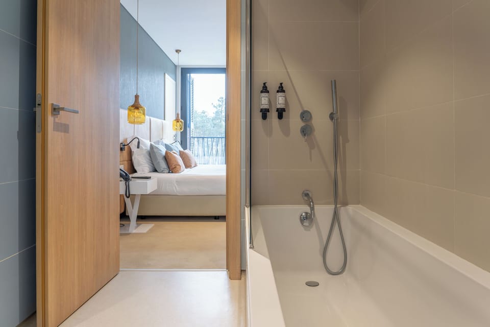 Standard Studio Suite | Bathroom | Free toiletries, hair dryer, bidet, towels