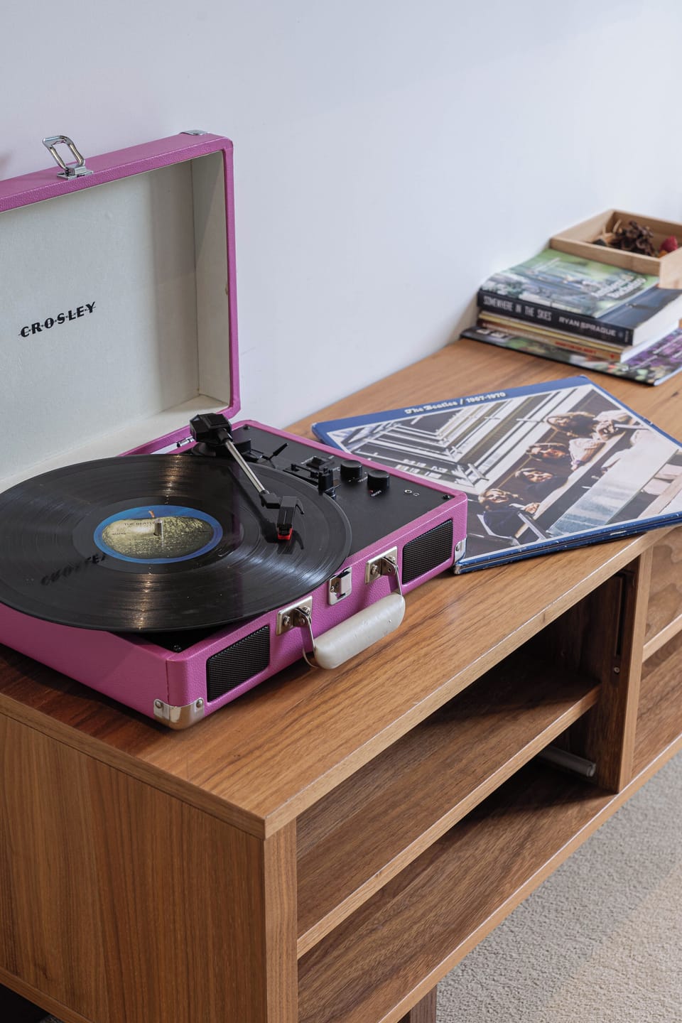 Standard Studio Suite | Living area | 43-inch LCD TV with cable channels, TV