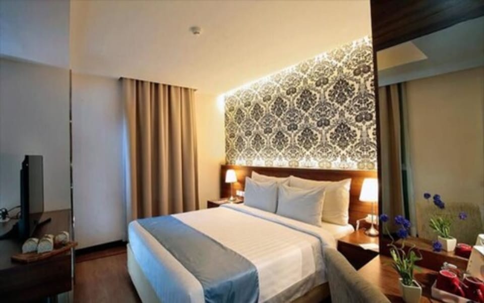 Deluxe Room, 1 Double Bed | Minibar, desk, soundproofing, WiFi (free)
